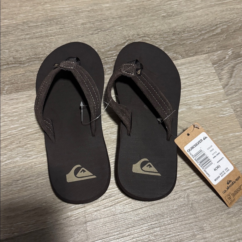 🆕 Quiksilver Youth Slippers in Brown with Brown fabric straps and logo print